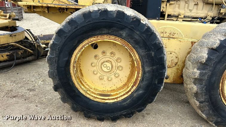 image for item FC5110 1972 John Deere 570A motor grader