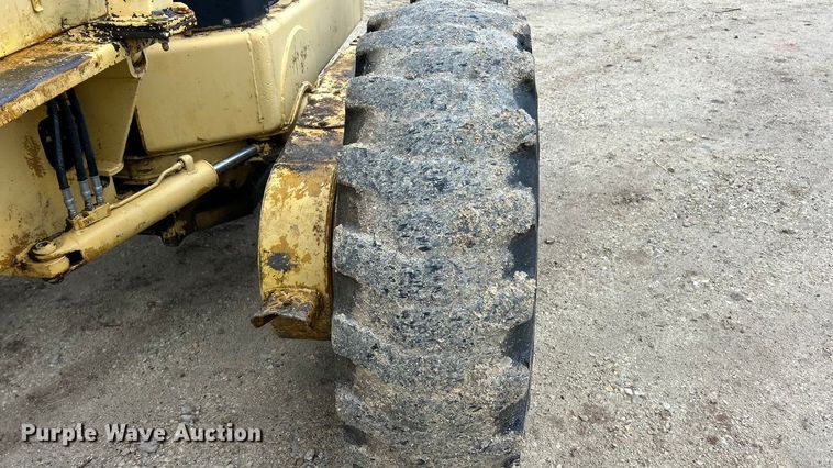 image for item FC5110 1972 John Deere 570A motor grader