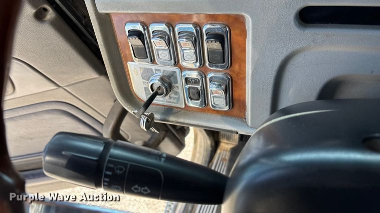 image for item FG0136 2006 Peterbilt 379 dump truck