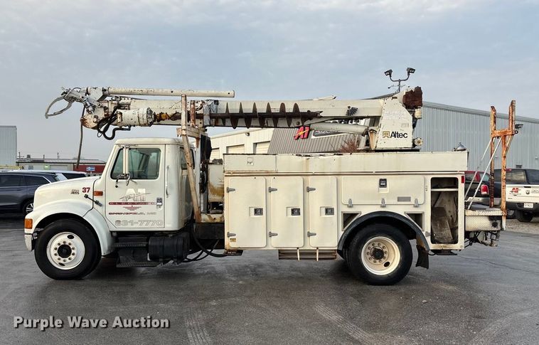 image for item FG0138 1998 International 4700 digger derrick truck