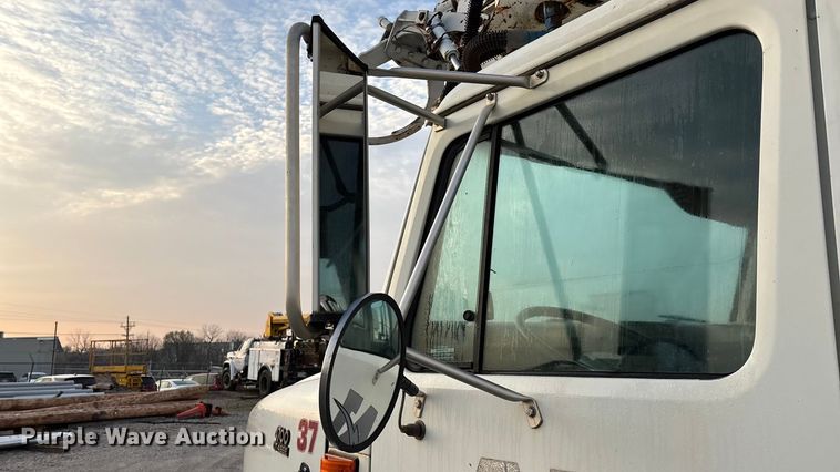 image for item FG0138 1998 International 4700 digger derrick truck