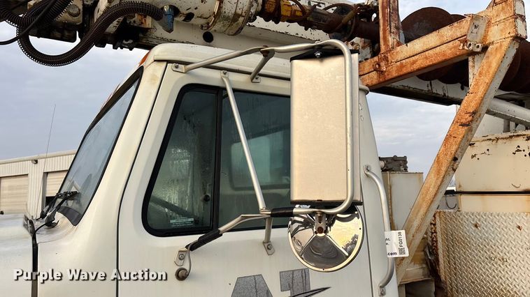 image for item FG0138 1998 International 4700 digger derrick truck