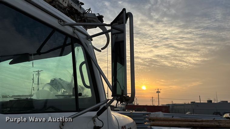 image for item FG0138 1998 International 4700 digger derrick truck