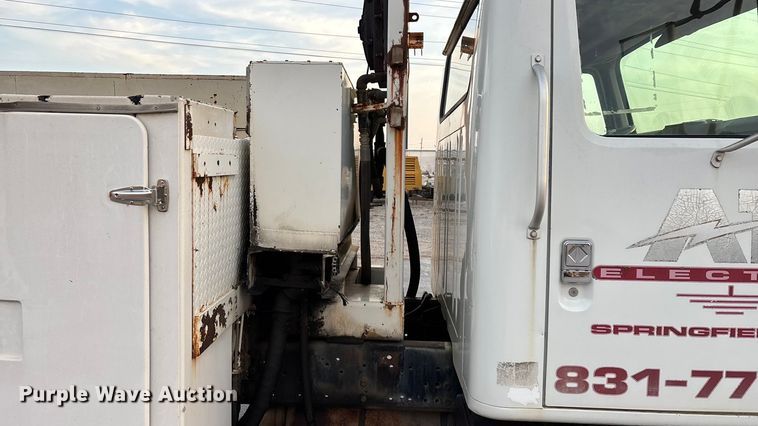 image for item FG0138 1998 International 4700 digger derrick truck