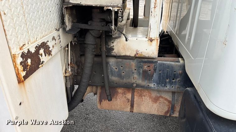 image for item FG0138 1998 International 4700 digger derrick truck