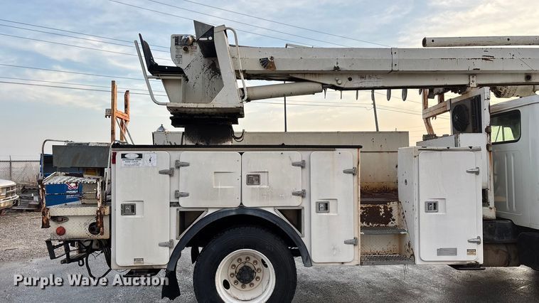 image for item FG0138 1998 International 4700 digger derrick truck