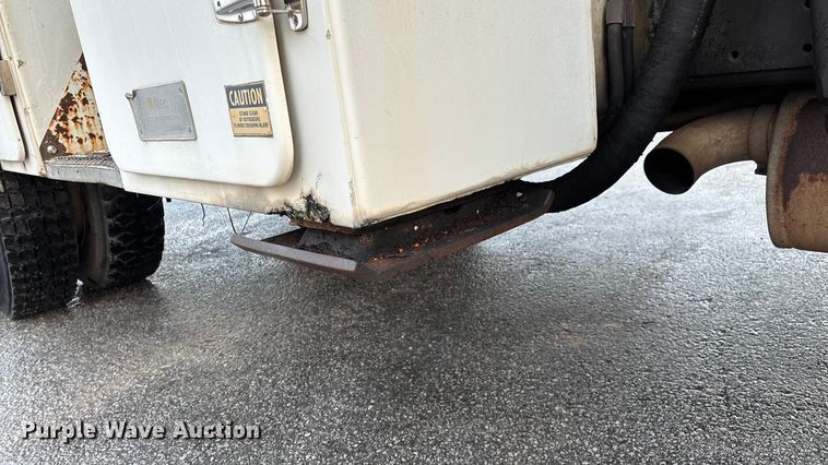 image for item FG0138 1998 International 4700 digger derrick truck