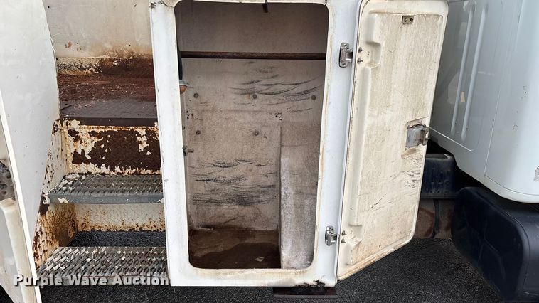 image for item FG0138 1998 International 4700 digger derrick truck