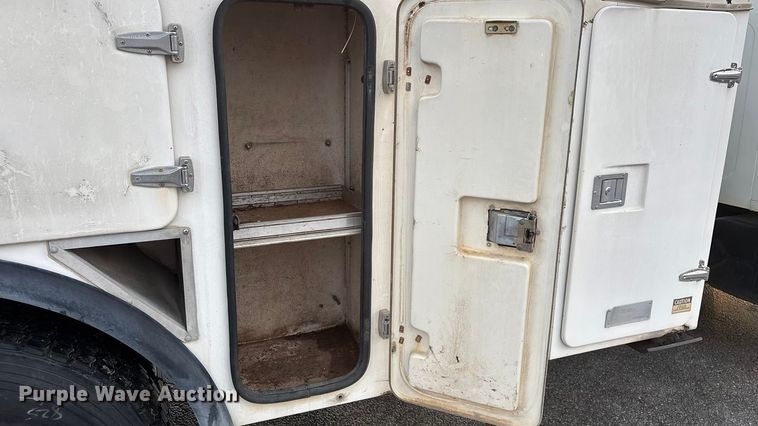 image for item FG0138 1998 International 4700 digger derrick truck