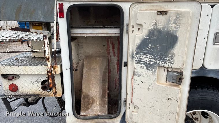 image for item FG0138 1998 International 4700 digger derrick truck