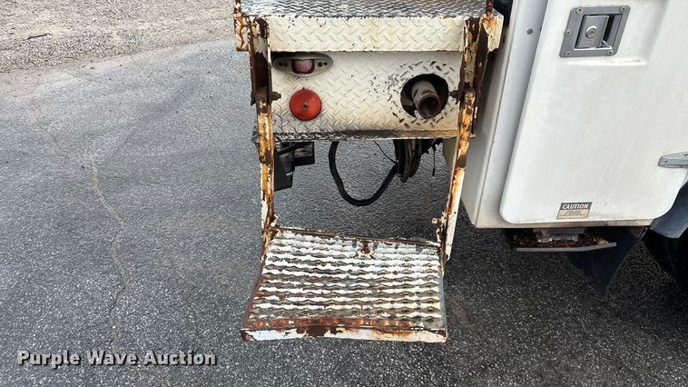 image for item FG0138 1998 International 4700 digger derrick truck