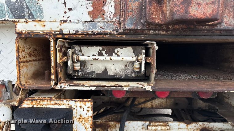 image for item FG0138 1998 International 4700 digger derrick truck