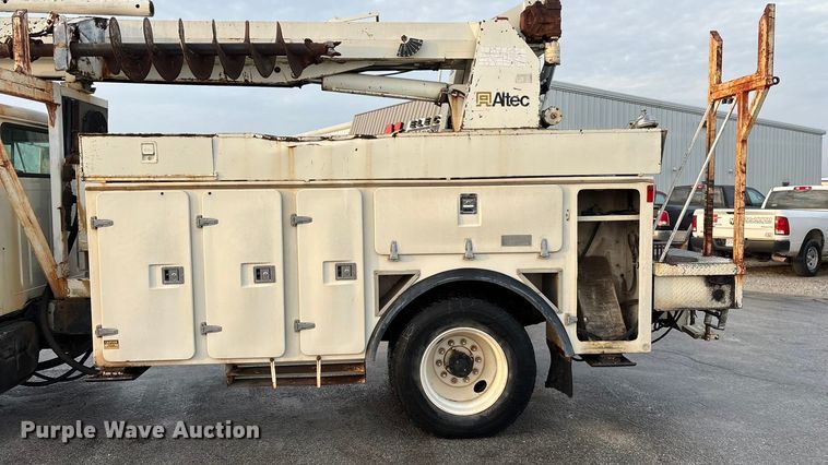 image for item FG0138 1998 International 4700 digger derrick truck