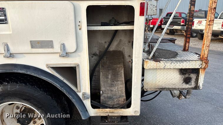 image for item FG0138 1998 International 4700 digger derrick truck