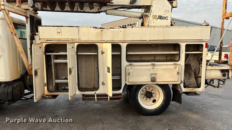 image for item FG0138 1998 International 4700 digger derrick truck