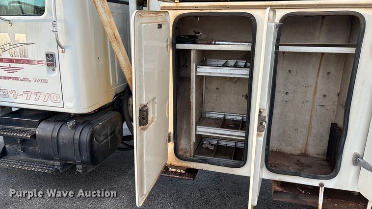 image for item FG0138 1998 International 4700 digger derrick truck