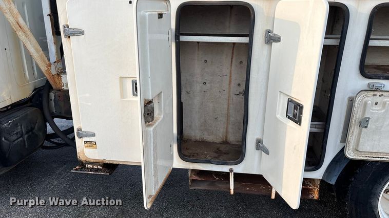 image for item FG0138 1998 International 4700 digger derrick truck