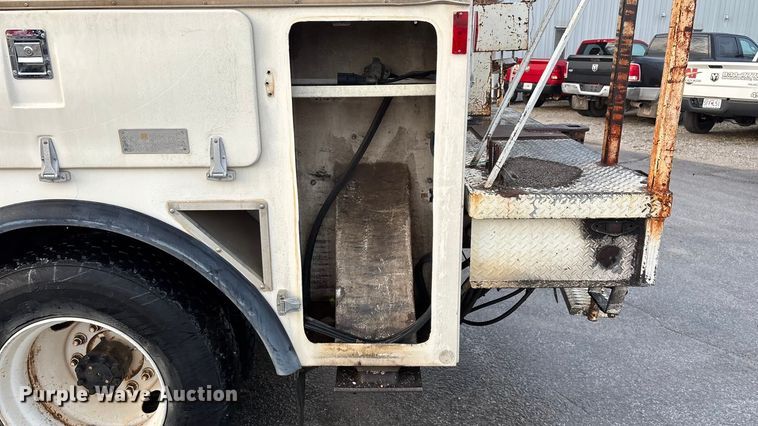 image for item FG0138 1998 International 4700 digger derrick truck