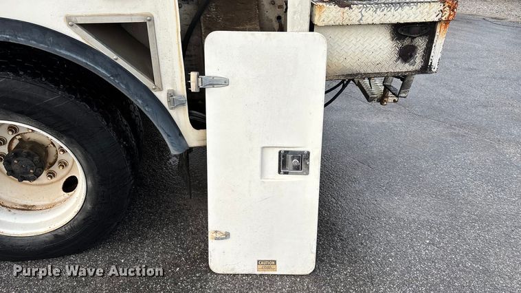 image for item FG0138 1998 International 4700 digger derrick truck