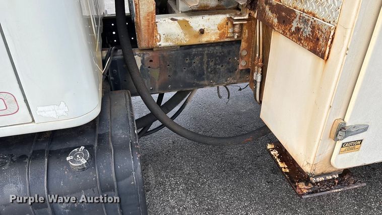 image for item FG0138 1998 International 4700 digger derrick truck