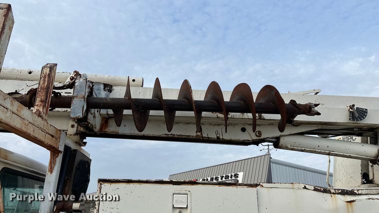 image for item FG0138 1998 International 4700 digger derrick truck