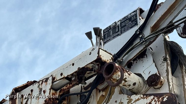 image for item FG0138 1998 International 4700 digger derrick truck