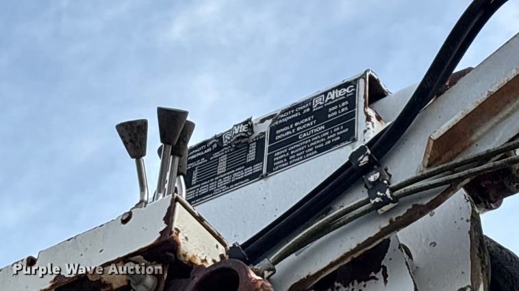 image for item FG0138 1998 International 4700 digger derrick truck