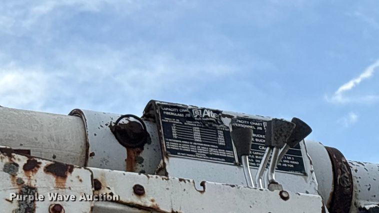 image for item FG0138 1998 International 4700 digger derrick truck