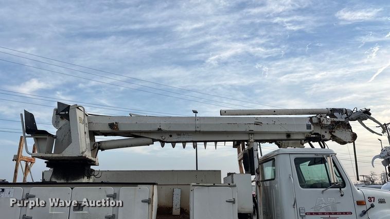 image for item FG0138 1998 International 4700 digger derrick truck