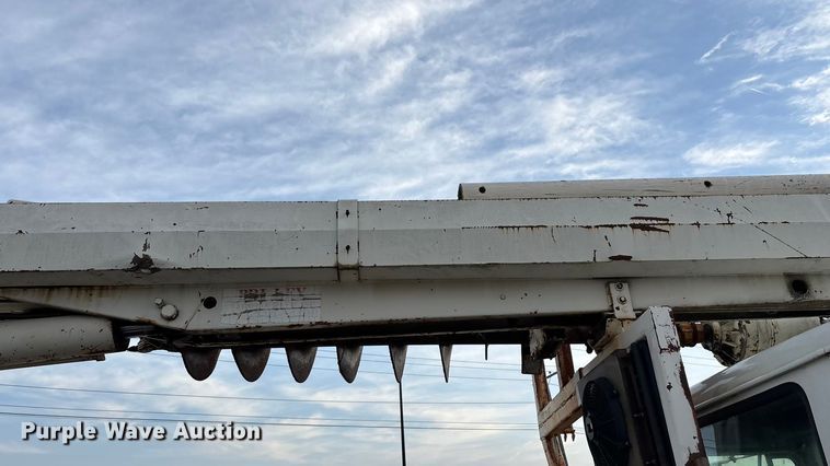 image for item FG0138 1998 International 4700 digger derrick truck