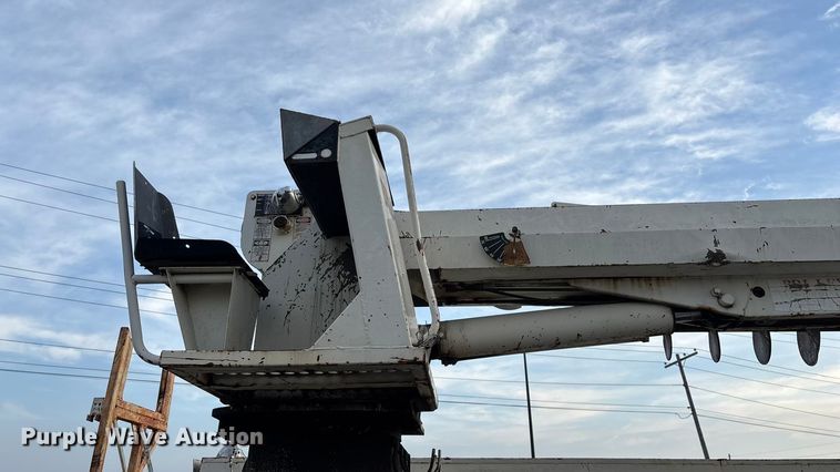 image for item FG0138 1998 International 4700 digger derrick truck