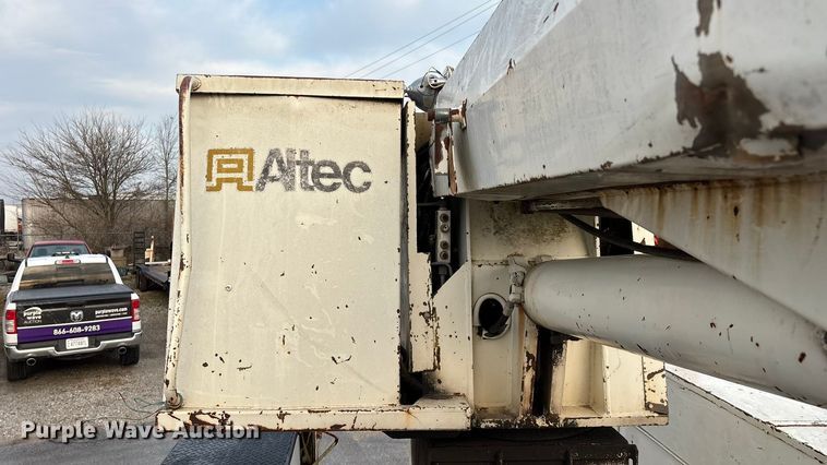 image for item FG0138 1998 International 4700 digger derrick truck