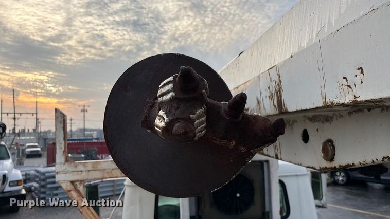 image for item FG0138 1998 International 4700 digger derrick truck