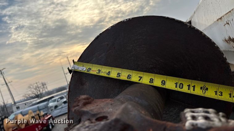 image for item FG0138 1998 International 4700 digger derrick truck