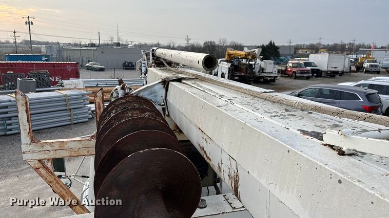 image for item FG0138 1998 International 4700 digger derrick truck