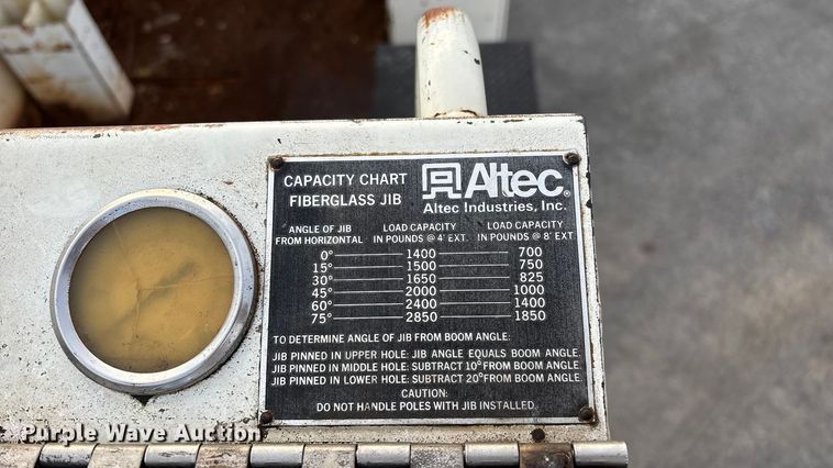 image for item FG0138 1998 International 4700 digger derrick truck