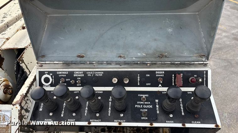 image for item FG0138 1998 International 4700 digger derrick truck