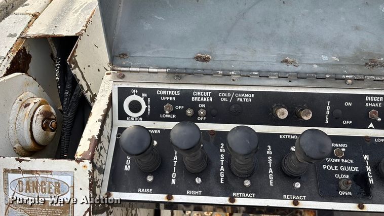 image for item FG0138 1998 International 4700 digger derrick truck