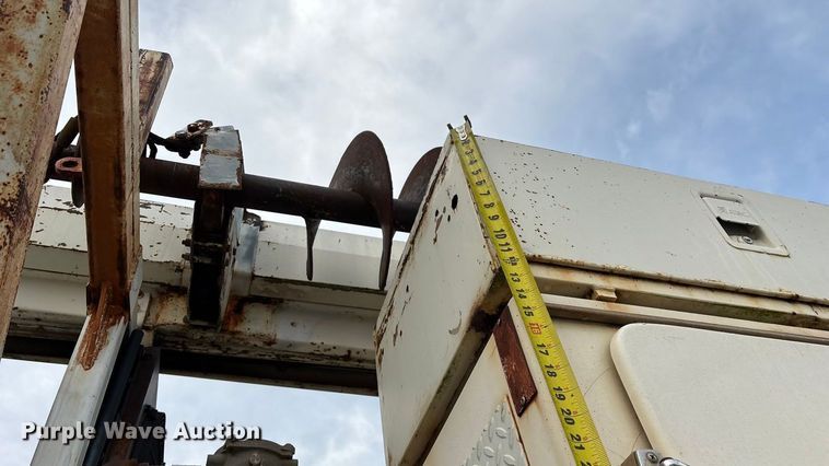 image for item FG0138 1998 International 4700 digger derrick truck