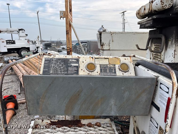 image for item FG0138 1998 International 4700 digger derrick truck