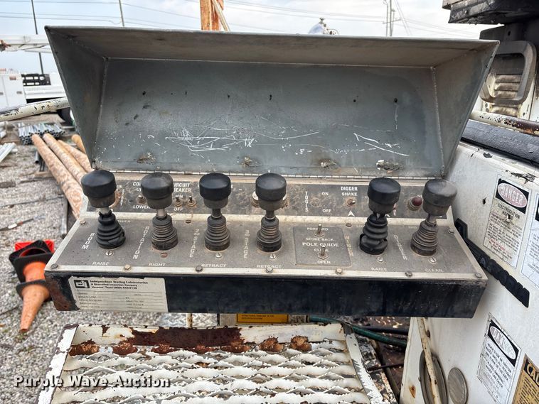 image for item FG0138 1998 International 4700 digger derrick truck