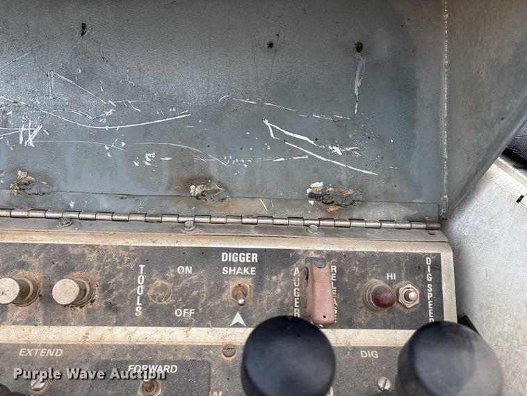 image for item FG0138 1998 International 4700 digger derrick truck