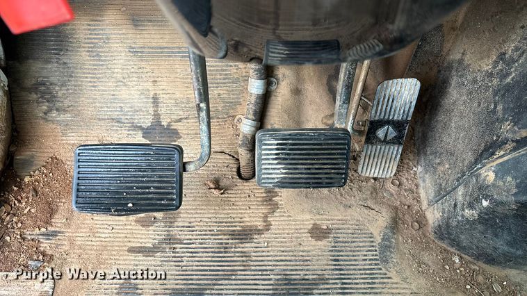 image for item FG0138 1998 International 4700 digger derrick truck