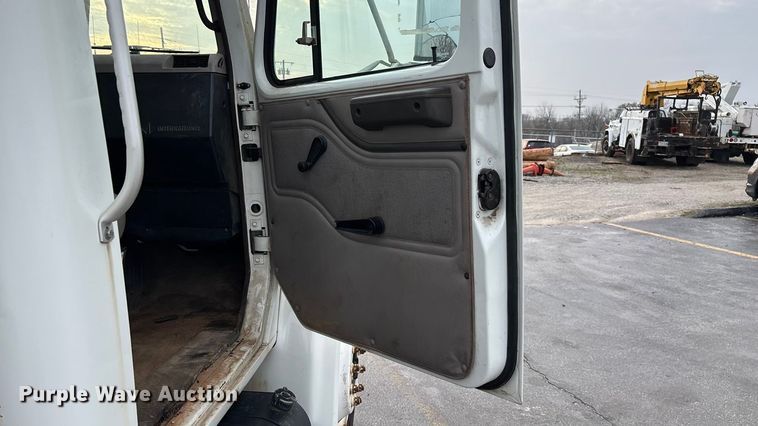 image for item FG0138 1998 International 4700 digger derrick truck