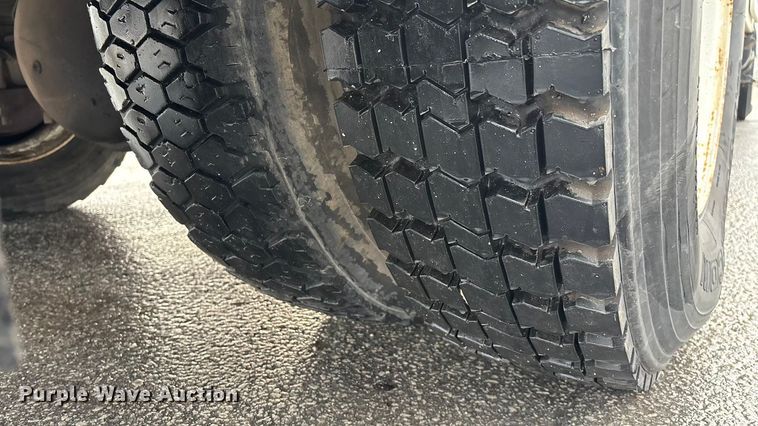 image for item FG0138 1998 International 4700 digger derrick truck