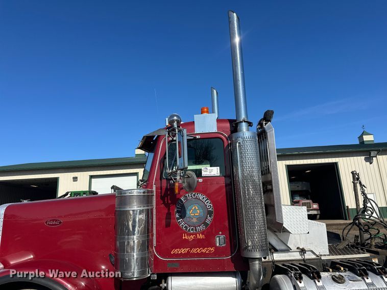 image for item FK1607 2003 Peterbilt 379 semi truck