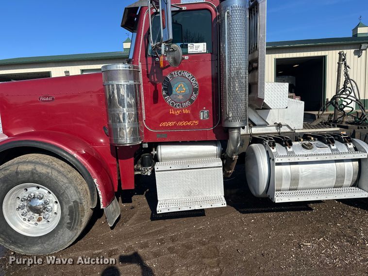 image for item FK1607 2003 Peterbilt 379 semi truck