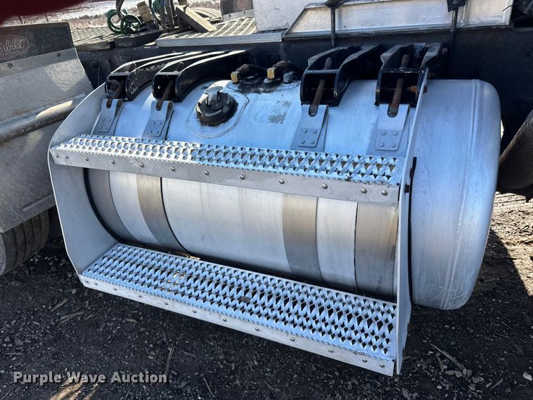 image for item FK1607 2003 Peterbilt 379 semi truck