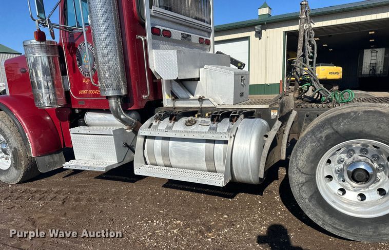 image for item FK1607 2003 Peterbilt 379 semi truck
