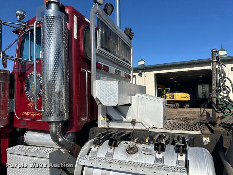 image for item FK1607 2003 Peterbilt 379 semi truck